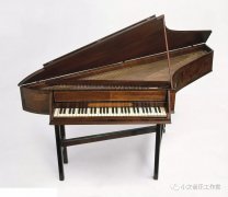 青岛军艺琴行小编和你介绍通常人们说的钢琴历史为300年